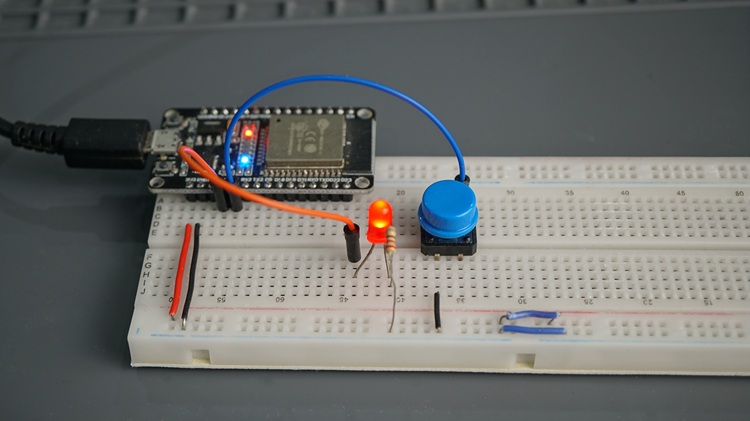 ESP32 connecté à une LED et un bouton poussoir pour tester les minuteries one-shot FreeRTOS avec l'ESP32