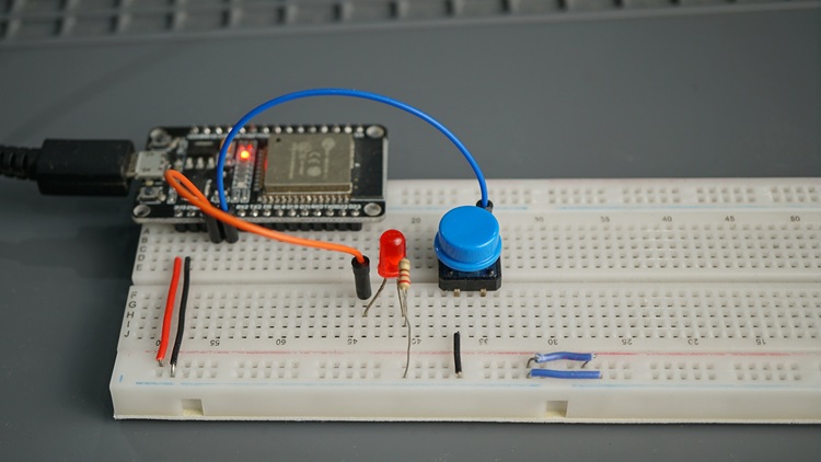 ESP32 connecté à un bouton poussoir et une LED pour tester un exemple de timer one-shot FreeRTOS