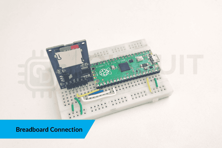 Photo de câblage de la planche à pain montrant le module de carte SD connecté au Raspberry Pi Pico