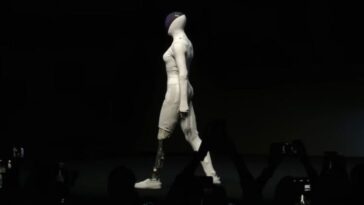 Humanoid Walks, Stuns Crowd, XPENG Proves It’s Real