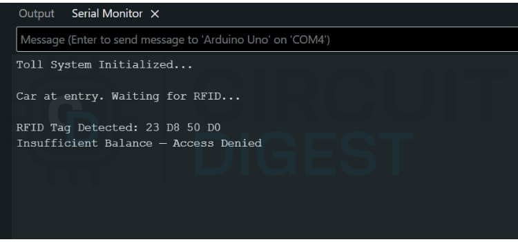 Main tenant la carte RFID près du module de lecteur RC522 pour authentifier et ouvrir la barrière de péage automatisée