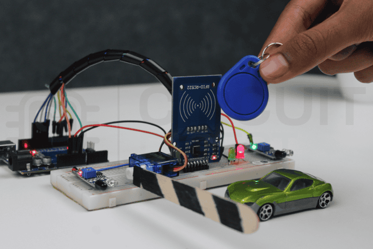 LED rouge allumée indiquant l'état d'accès refusé dans le projet de système de péage automatique 