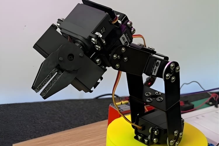 Un bras robotique DIY à six axes construit à partir de pièces imprimées en 3D et contrôlé avec Arduino pour un mouvement multi-axes précis.