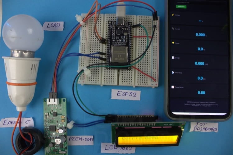 Configuration matérielle physique d'un projet de compteur d'énergie intelligent basé sur l'IoT montrant l'ESP32, le module PZEM-004T, l'écran LCD et l'ensemble de capteurs CT