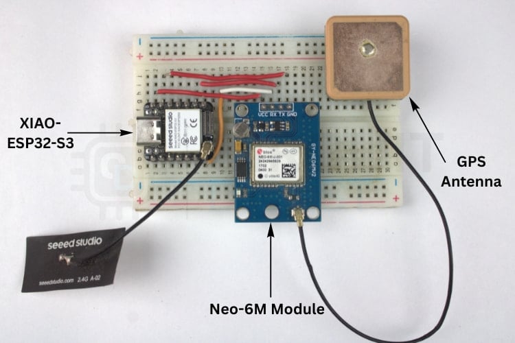 Configuration matérielle en temps réel montrant XIAO ESP32-S3 connecté au module GPS Neo-6M avec antenne externe sur la planche à pain