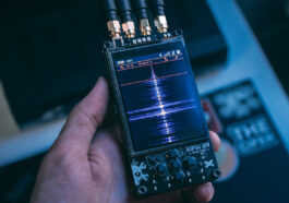 L'outil de test d'intrusion portable ESP32-DIV V1 prend en charge les attaques Wi-Fi, l'usurpation d'identité BLE, l'analyse à 2,4 GHz et le brouillage sous-GHz.