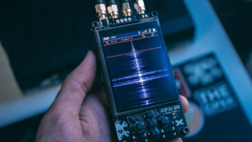 L'outil de test d'intrusion portable ESP32-DIV V1 prend en charge les attaques Wi-Fi, l'usurpation d'identité BLE, l'analyse à 2,4 GHz et le brouillage sous-GHz.