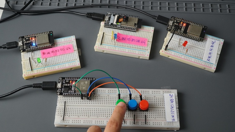 MicroPython : ESP-NOW avec ESP32 (un à plusieurs) 15 Une carte ESP32 contrôle trois cartes ESP32 via ESP-NOW en appuyant sur un bouton-poussoir pour chaque carte