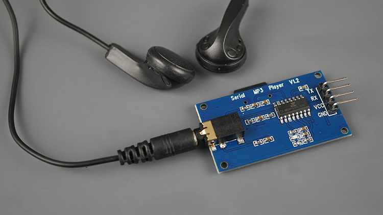 ESP32 avec lecteur MP3 YX5300/YX6300 (Arduino) 14 Module série de lecteur MP3 YX5300 YX6300 connecté à la prise haut-parleur du casque