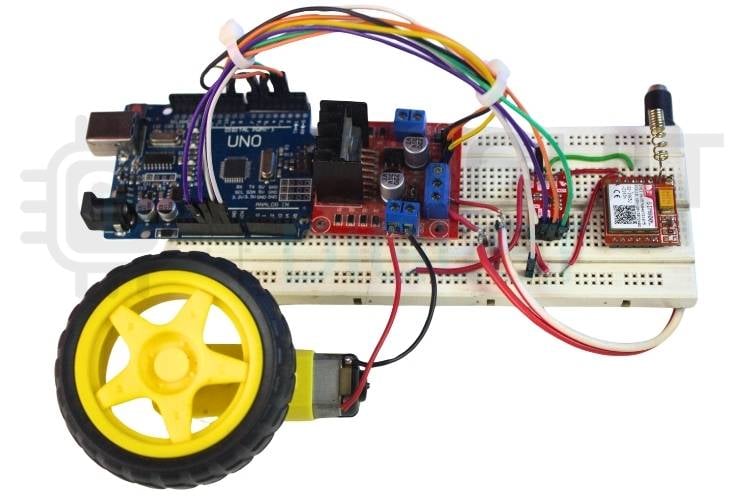 Configuration matérielle en temps réel du contrôle de la vitesse du moteur à courant continu à l'aide du GSM - Arduino Uno, module GSM SIM800L, pilote de moteur L298N, levier de niveau logique et moteur à courant continu connectés sur une planche à pain avec une alimentation externe