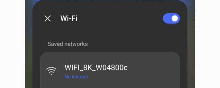   Téléphone portable se connectant au point d'accès WiFi de la caméra du drone LiteWing avec le mot de passe par défaut 12345678