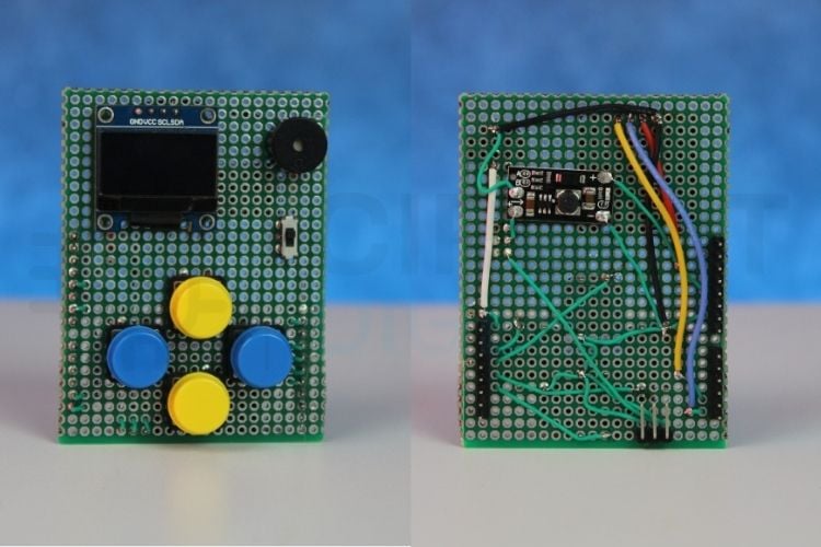 Assemblage matériel étape par étape de la console de jeu DIY Arduino R4 montrant un HAT de carte de performance soudé avec écran OLED et boutons montés sur Arduino UNO R4 WiFi