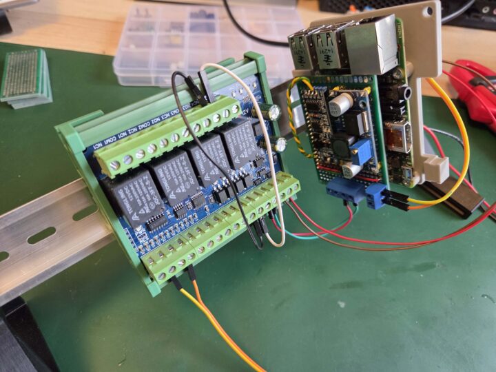 HAT Modbus RS485 sur un Raspberry Pi connecté à un module relais industriel
