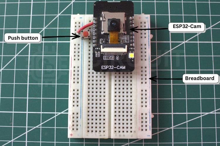 Matériel assemblé pour le système de notification d'images WhatsApp ESP32-CAM — module et bouton-poussoir sur la maquette
