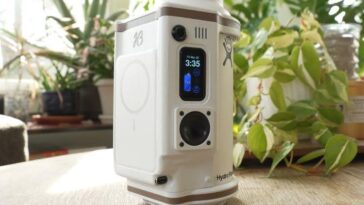 La bouteille d'eau intelligente ESP32 qui en fait beaucoup trop 8 Multi-Functional Smart Bottle with Wireless Charging & Audio