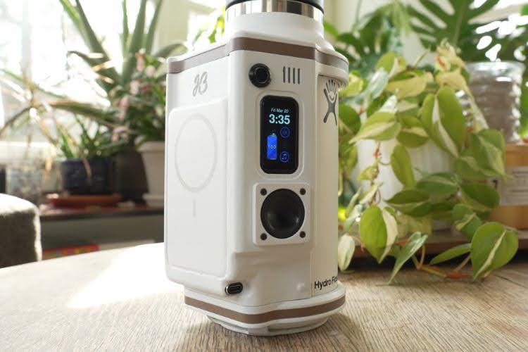 La bouteille d'eau intelligente ESP32 qui en fait beaucoup trop 1 Multi-Functional Smart Bottle with Wireless Charging & Audio
