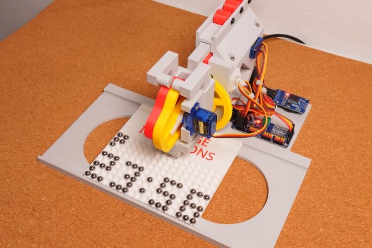 Une horloge de bureau qui utilise des billes pour indiquer l'heure 1 Desk-Sized Marble Pixel Clock Built by DIY Maker