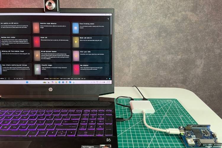 Premiers pas avec Arduino UNO Q - Guide du débutant 5 Configuration matérielle montrant l'Arduino UNO Q connecté à un hub USB, une webcam et un ordinateur portable pour la détection des visages