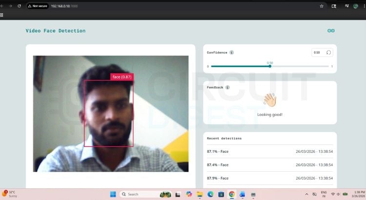Premiers pas avec Arduino UNO Q - Guide du débutant 9 Détection de visage en direct fonctionnant sur Arduino UNO Q affichant le flux webcam avec des cadres de délimitation rouges et des scores de confiance