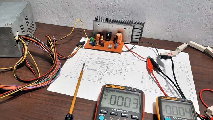 Conception d'un convertisseur boost haute puissance et haut rendement à l'aide du TL494 2 Configuration de test du convertisseur élévateur TL494 avec multimètres mesurant les performances de sortie de tension et de courant