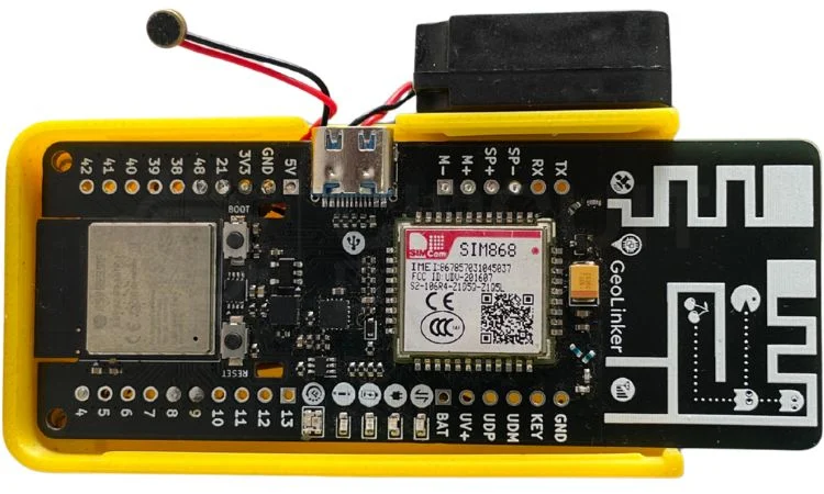 Créez un appareil d'appel GSM ESP32 avec réponse automatique à l'aide de GeoLinker 2 Configuration matérielle du dispositif d'appel GSM ESP32 à l'intérieur d'un boîtier imprimé en 3D montrant la carte GeoLinker GL868, le haut-parleur, le micro à condensateur et le bouton-poussoir