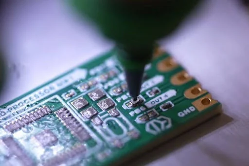 Cette machine de sélection et de placement DIY offre une précision de 10 microns 2 Cette machine de selection et de placement DIY offre une