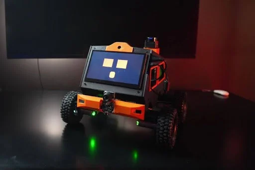 Découvrez Saras 2.0, le robot piloté par Claude 1 Meet Saras 2.0, the Claude-Driven Robot