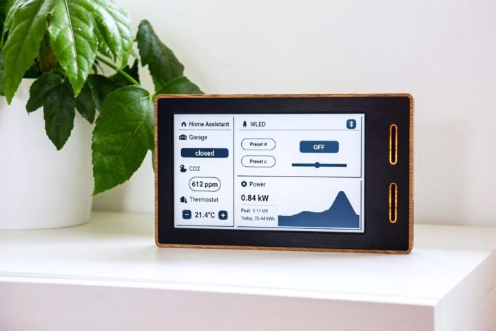EKOS, un hub ePaper open source programmable en chêne massif EKOS, un hub ePaper open source programmable en chêne massif