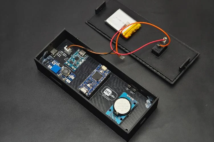 Horloge à segments ronds entièrement assemblée