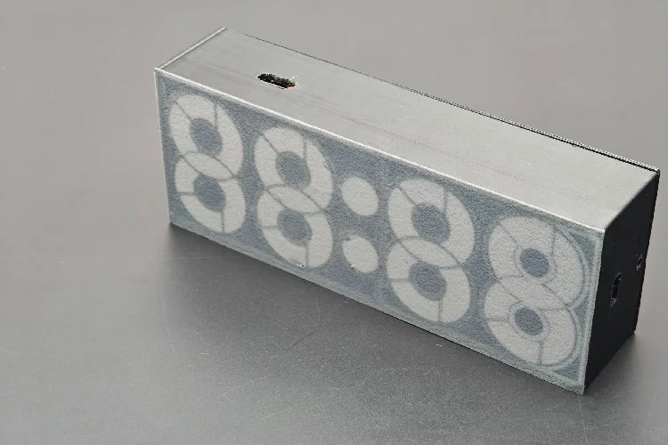Horloge à segments ronds entièrement assemblée