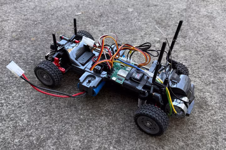 Open RC Spotter installé dans une voiture RC