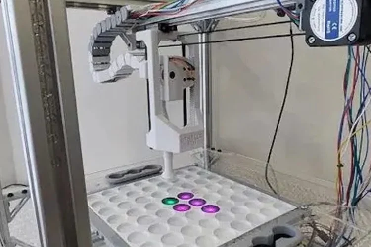 Ce robot joue à Othello sans retourner de pions, grâce à 64 LED changeantes 1 Othello Robot Playing Game With Color-Changing LEDs